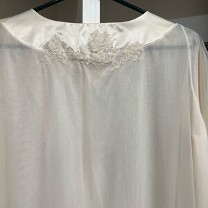 Vintage house coat. Doesn’t have a size in it. Appears to be a medium pale pink